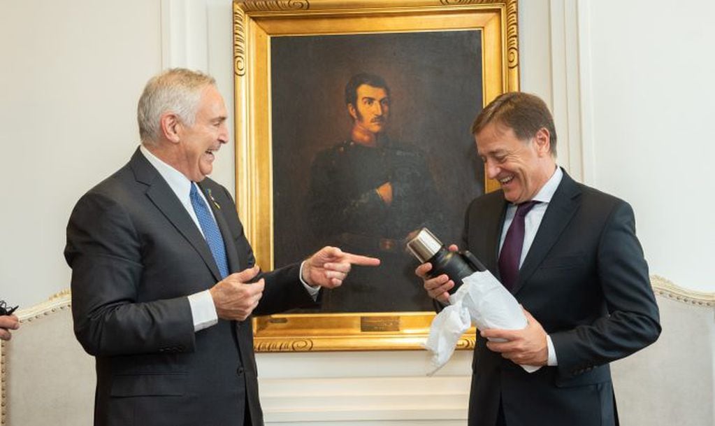 El embajador Marc Stanley y el gobernador Rodolfo Suárez. Prensa Gobierno.