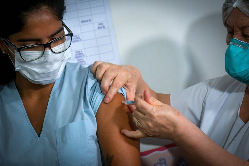 El personal de Salud fue el primero en vacunarse y preparan el operativo para que se sumen los docentes. 
