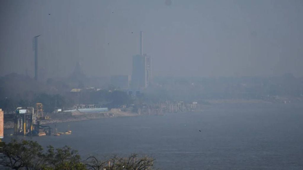Por los incendios en el Delta del Paraná, el humo contaminó Rosario.