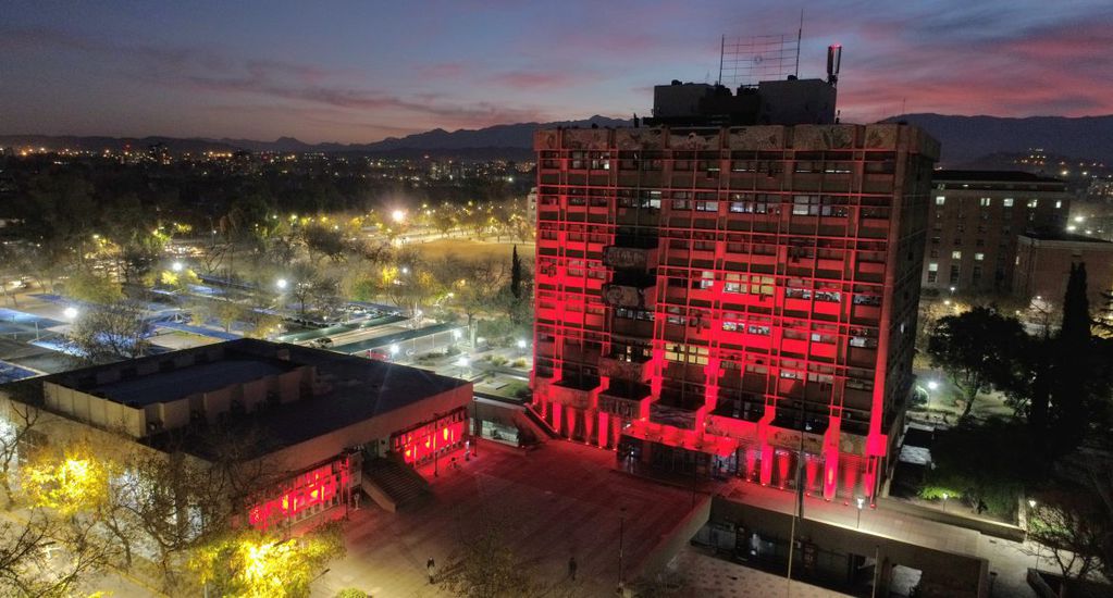 Homenaje. El edificio de la comuna capitalina se tiñó de rojo para celebrar el aniversario 140 de la ONG.