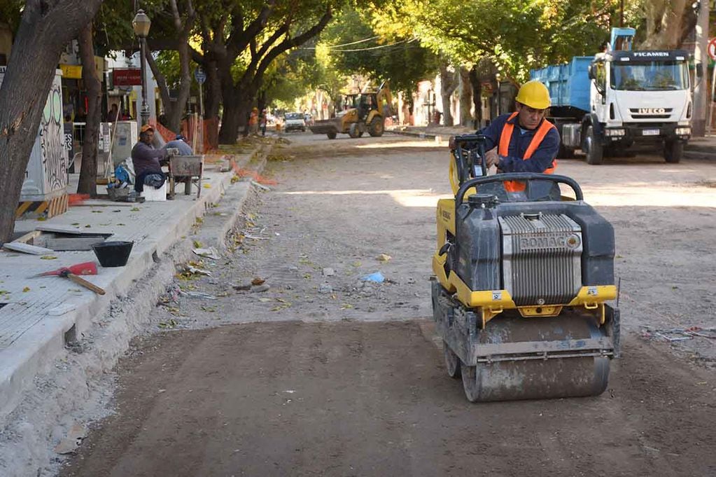 Las obras generan demoras en el tránsito y atascos pero son necesarias. | Foto: José Gutiérrez / Los Andes