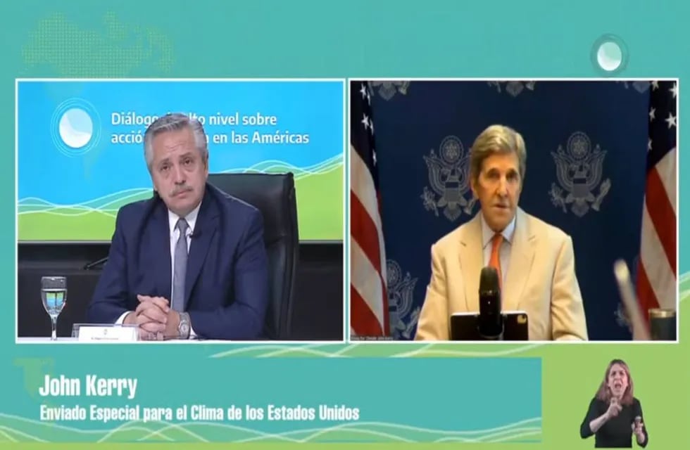 El enviado especial de los Estados Unidos para el Clima, John Kerry, junto al presidente Alberto Fernández.