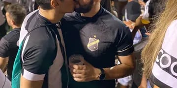 Dos hinchas de un equipo brasileño se besaron en la cancha para celebrar el ascenso y recibieron ataques homofóbicos