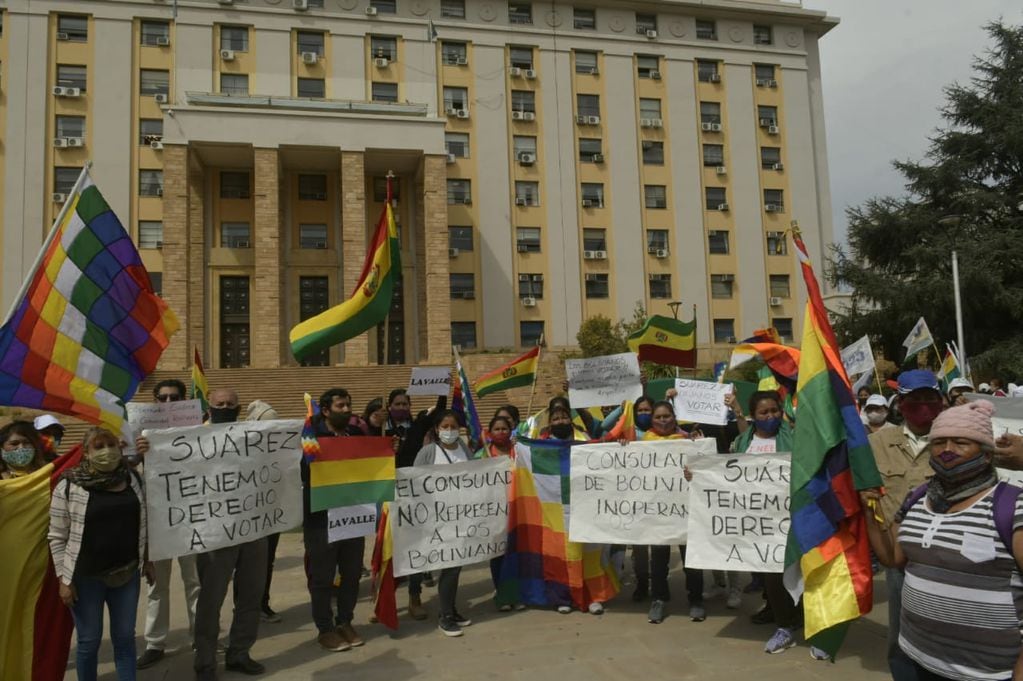 Bolivianos reclaman al Gobierno provincial que habilite cinco escuelas para votar el domingo Foto: Orlando Pelichotti
