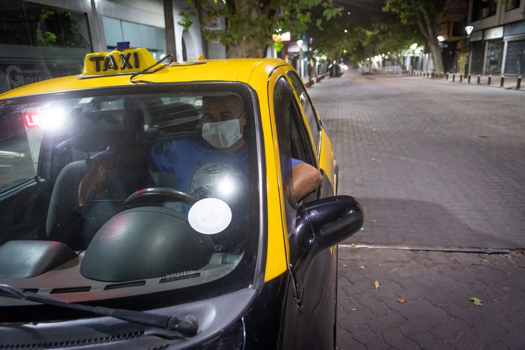 Mendoza 15 de abril de 2020 

Los conductores de taxi trabajan, desde el comienzo de la cuarentena, con tapabocas obligatorio. 

Foto: Ignacio Blanco / Los Andes