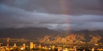 El imponente arco iris esta mañana sobre la ciudad de Mendoza. Ignacio Blanco.