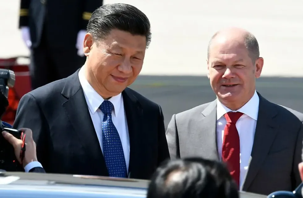 Xi Jinping y Olaf Scholz, presidente de China y primer ministro alemán, respectivamente, en la llegada de este último al país asiático.