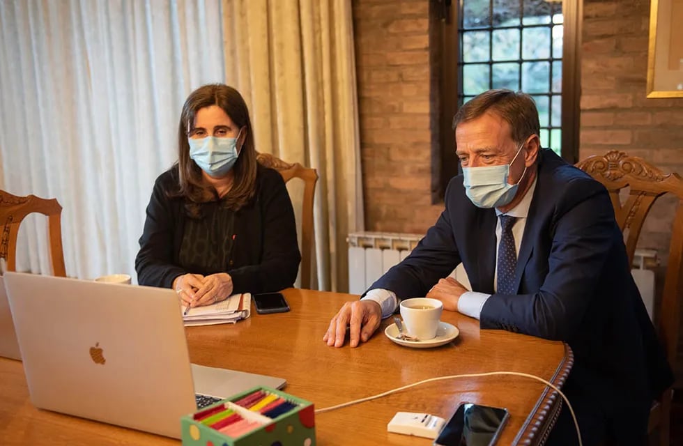 El gobernador de Mendoza Rodolfo Suárez y la ministra de Salud Ana María Nadal, en medio de una de las videoconferencias con autoridades nacionales por las medidas sanitarias de la pandemia.