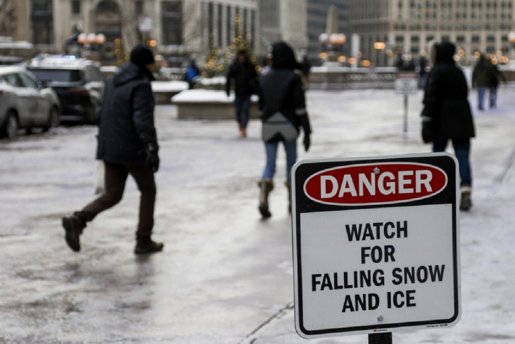 Los viandantes combaten las temperaturas bajo cero mientras caminan por las congeladas aceras de Chicago (Illinois). / EFE