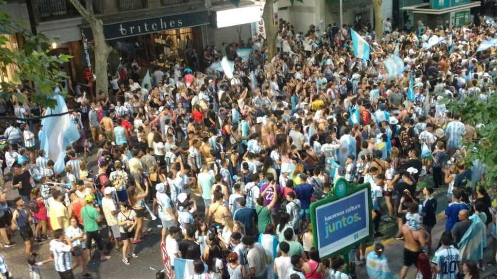 Miles de mendocinos salieron a las calles de Ciudad a festejar que Argentina pasó a semifinales tras la victoria contra Países Bajos. - José Gutiérrez / Los Andes