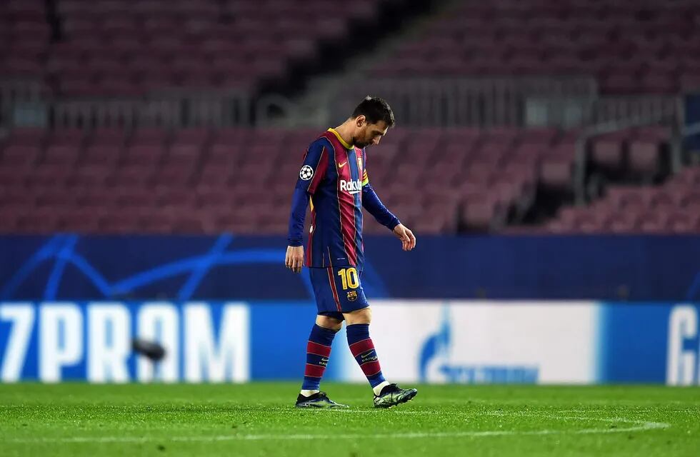 Messi se retira con la cabeza gacha luego de la goleada. / Gentileza
