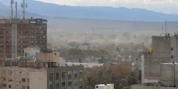 El viento cálido y seco bajó al llano en Mendoza y complicó las labores para apagar el incendio en el cerro Arco. Ingresará un frente frío.