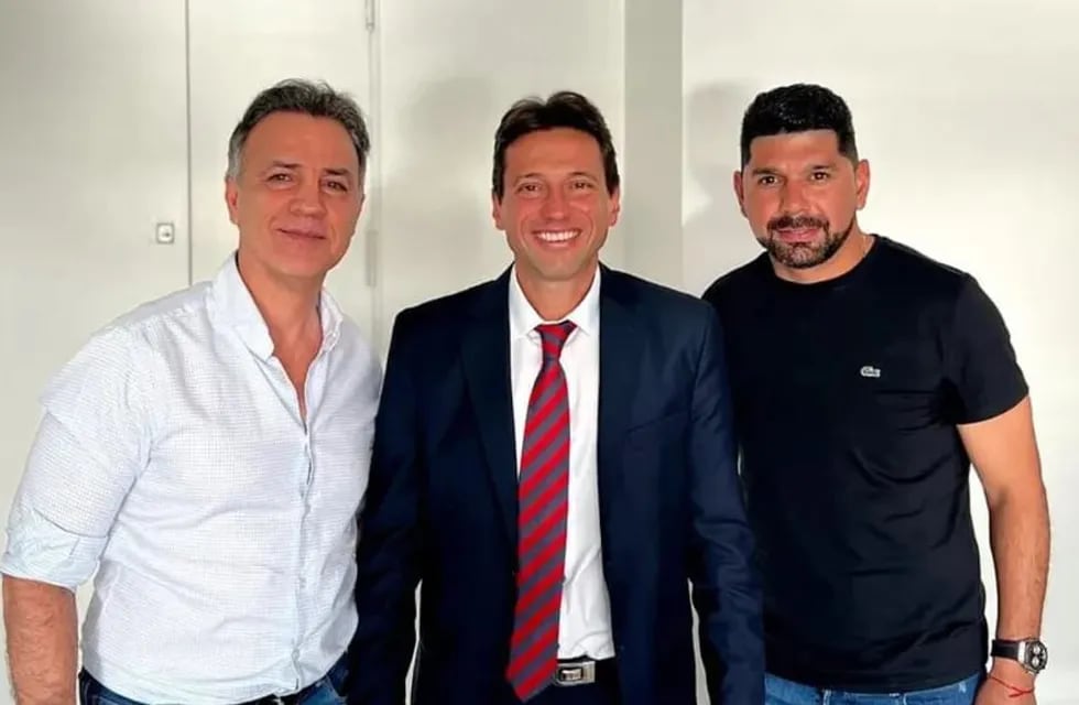 Marcelo Moretti (centro) es el nuevo presidente de San Lorenzo y chicaneó a Boca con la parternidad del Santo. / Gentileza.