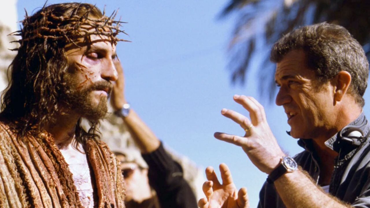 El actor Jim Caviezel recibe indicaciones de Mel Gibson durante el rodaje de "La pasión de Cristo"