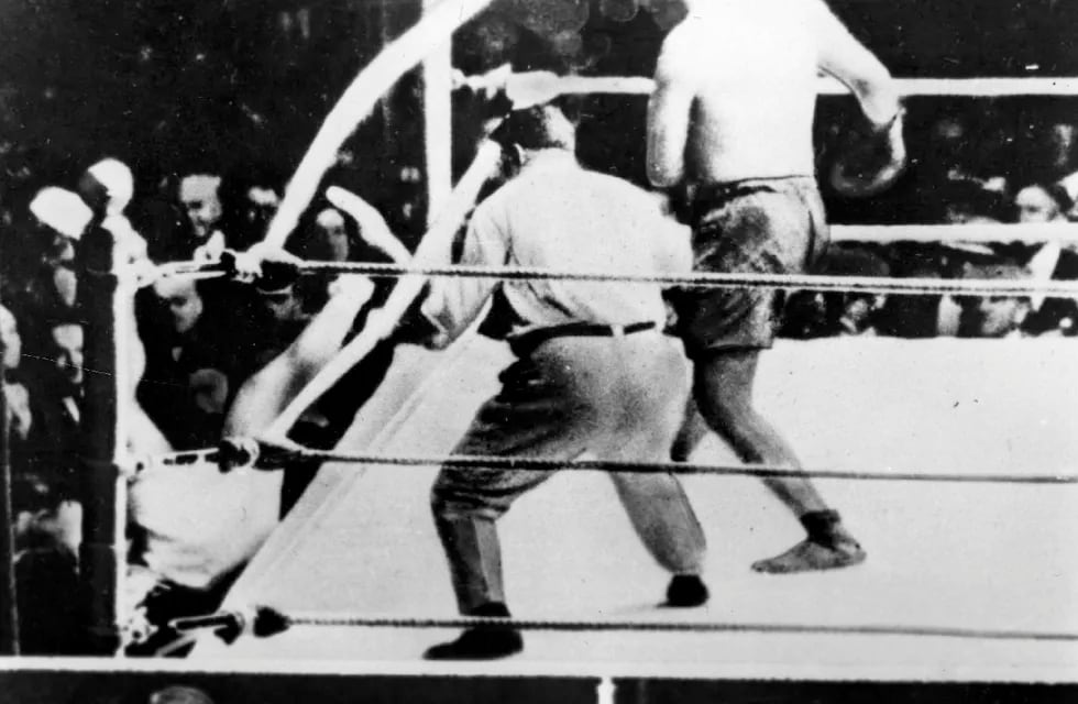 100 años de la "Pelea del Siglo" entre Luis Ángel Firpo y Jack Dempsey, donde estuvo en juego el título mundial de los pesado. Se realizó en el estadio Polo Grounds de Nueva York. En la imagen, el momento en el que el Toro de Las Pampas saca de una trompada a Dempsey, que estuvo 17 segundos fuera del ring.
