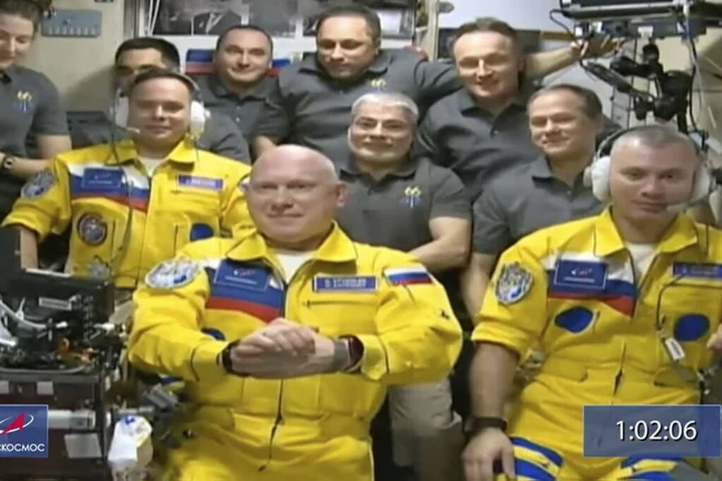 Tres cosmonautas rusos lucieron los trajes con los mismos colores de la bandera de Ucrania.