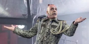 Till Lindemann en un show de Rammstein en 2019. Foto: Boris Roessler/DPA