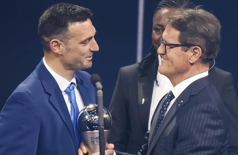 El exentrenador de fútbol italiano Fabio Capello (D) entrega el Premio al Mejor Entrenador Masculino de la FIFA al Entrenador de la Selección Argentina Lionel Scaloni (I) en el escenario durante los Premios The Best del Fútbol de la FIFA Ceremonia de 2022 en París. Foto: EFE/EPA/YOAN VALAT