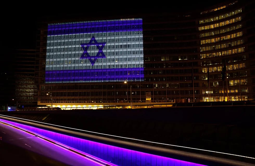 La bandera de Israel en el Berlaymont, la Comisión Europea, el poder ejecutivo de la Unión Europea (UE), con sede en Bruselas, luego de los ataques terroristas de Hamás en todo el territorio israelí.