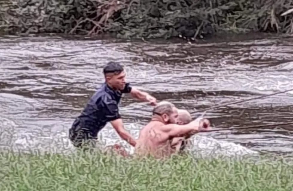Córdoba: un policía rescató a un turista que quedó atrapado en el río Los Reartes. Foto: El Doce
