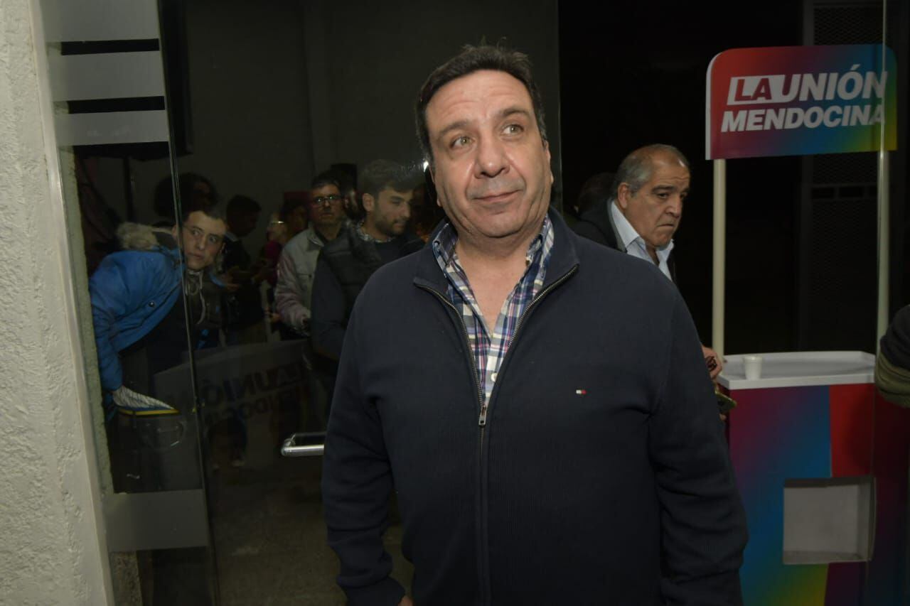 El diputado provincial Gustavo Cairo en el búnker de La Unión Mendocina - Elecciones Generales 2023. Foto: Orlando Pelichotti.