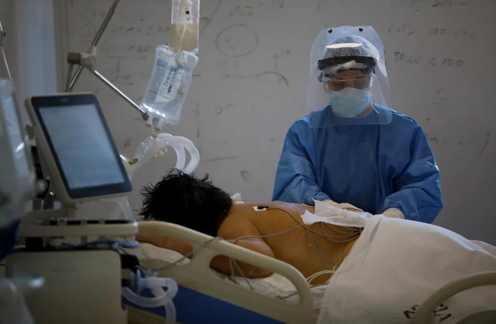 Un trabajador de la salud atiende a un paciente con Covid-19 internado en terapia intensiva de un hospital en Buenos Aires.