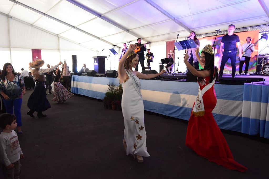 La reina nacional de la Vendimia, Natasha Sánchez, y la virreina, Giuliana Pilot, no dudaron en sumarse a la celebración