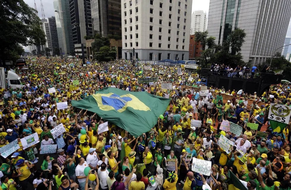 Multitudinarias protestas contra Dilma Rousseff