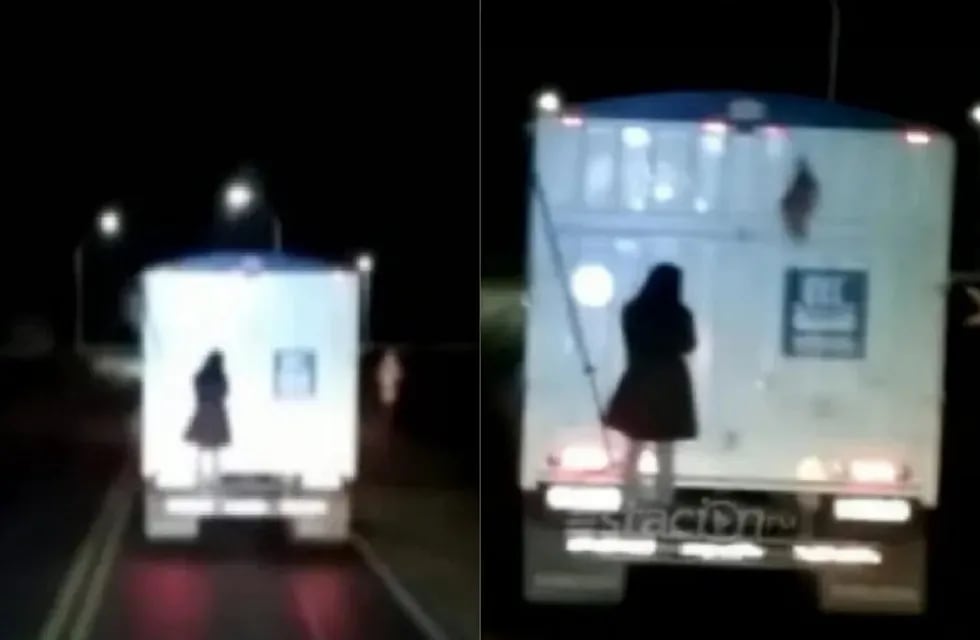 Terror en la ruta por la mujer "fantasma" colgada de un camión (Captura de video)