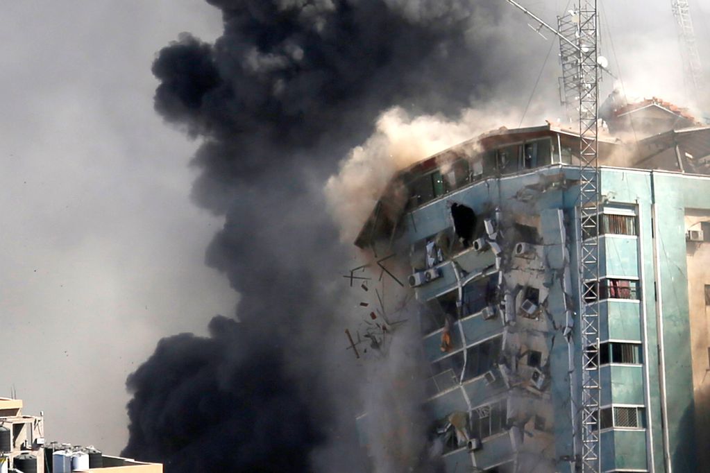 El momento en el que el edificio sede de la agencia AP es derribado por las Fuerzas Armadas israelíes. AP