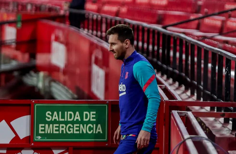Lionel Messi en uno de sus partidos con Barcelona y un sugestivo cartel de fondo...(AP)