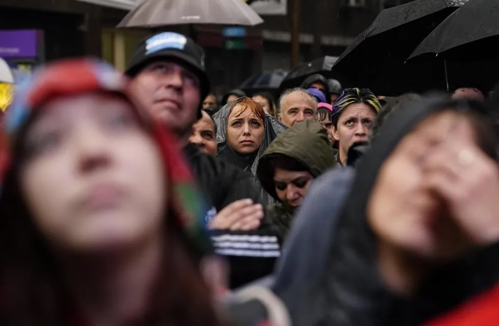 Militantes siguieron bajo la lluvia el discurso de Cristina. (Clarín)