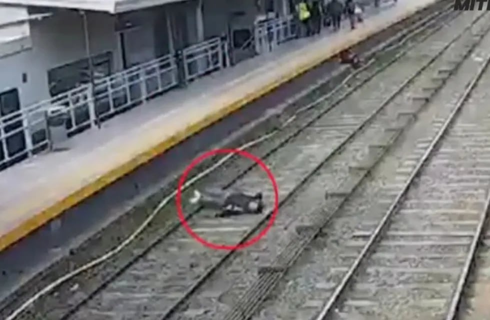 Un hombre se descompensó y cayó a las vías del tren, salvándose de milagro.
