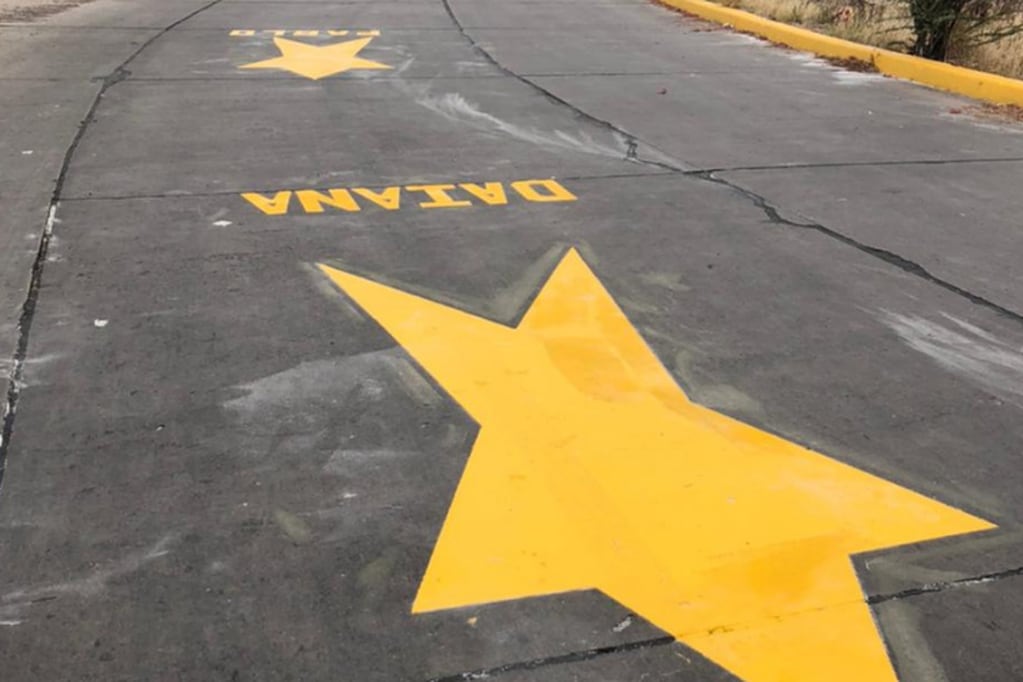 Familiares y amigos pintaron las estrellas de las víctimas del accidente en El Challao.