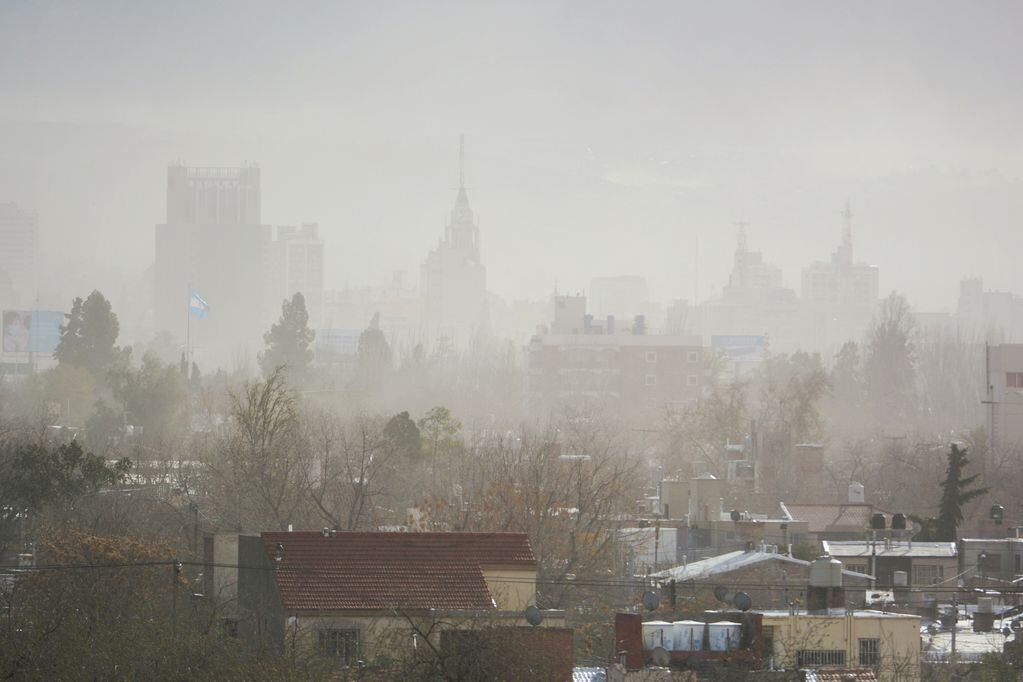 Nube de polvo cubre la ciudad de mendoza por el viento zonda. 
 
Foto: Ignacio Blanco / Los Andes