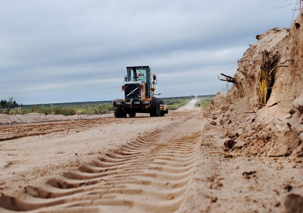 “consolidar las rutas de suelo natural en los sectores del secano es una de las tareas más arduas por parte de Vialidad”, indicaron las autoridades. Foto: Gentileza