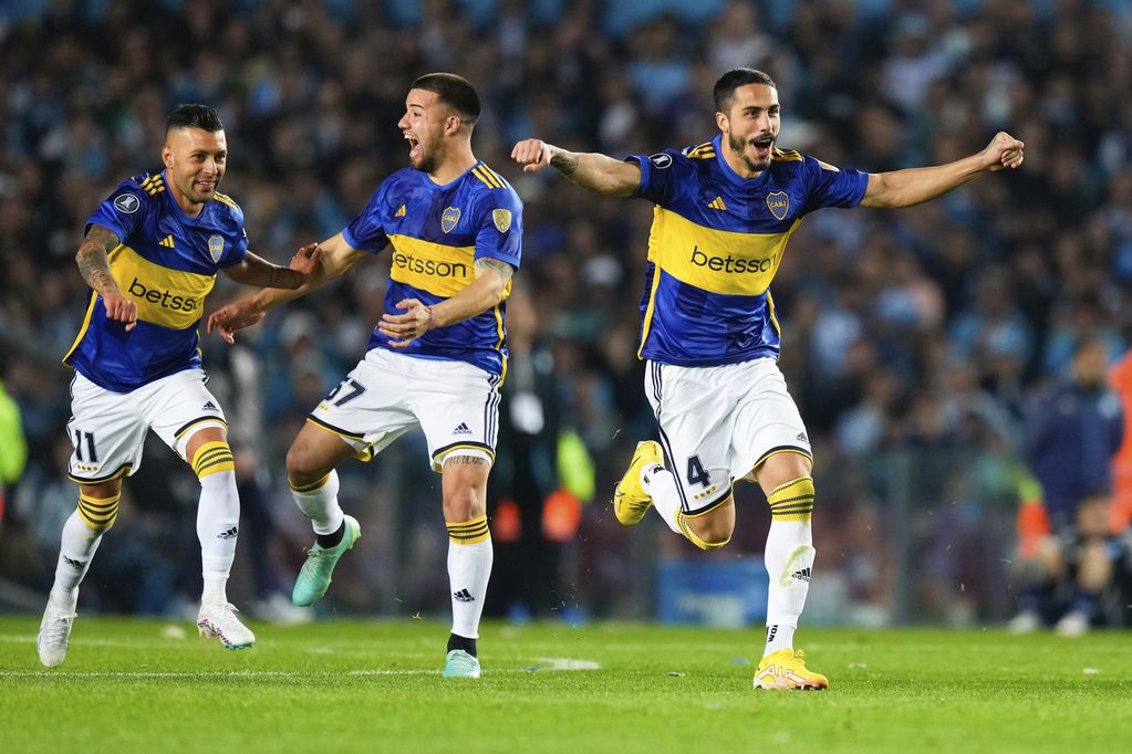 Los jugadores de Boca Juniors de Argentina festejan el triunfo por penales sobre Racing, en los cuartos de final de la Copa Libertadores, el miércoles 30 de agosto de 2023 (AP Foto/Natacha Pisarenko)