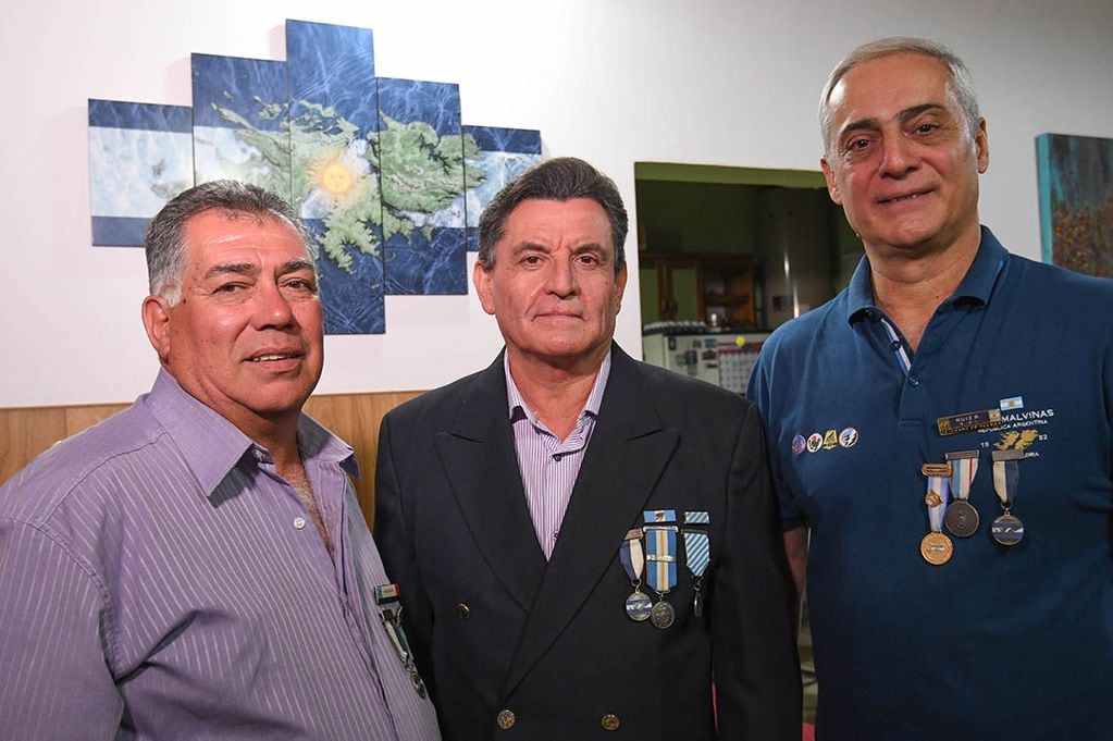 Los veteranos Osvaldo Selva, Rodolfo Sevilla y Renato Ruíz cuentan su experiencia en las Islas Malvinas. Foto: Marcelo Rolland / Los Andes