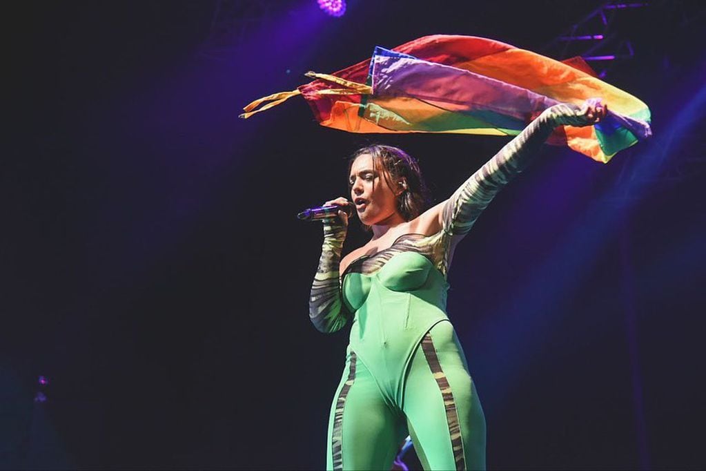 Ángela Leiva, con la bandera LGBTIQ+