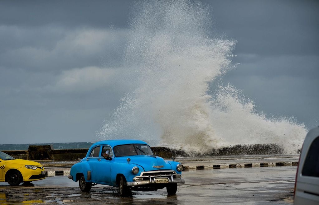 El paso de Eta por Cuba provocó innumerables inconvenientes, sobre todo en La Habana. Foto AFP.