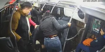 Fingieron ser pasajeros de un colectivo y tramaron un insólito plan para robar un celular