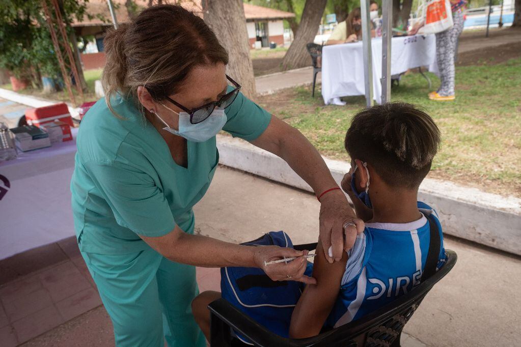 Desde ayer las escuelas de verano en Las Heras y en Godoy Cruz vacunan a los niños. Se sumarán departamentos. Foto: Ignacio Blanco / Los Andes