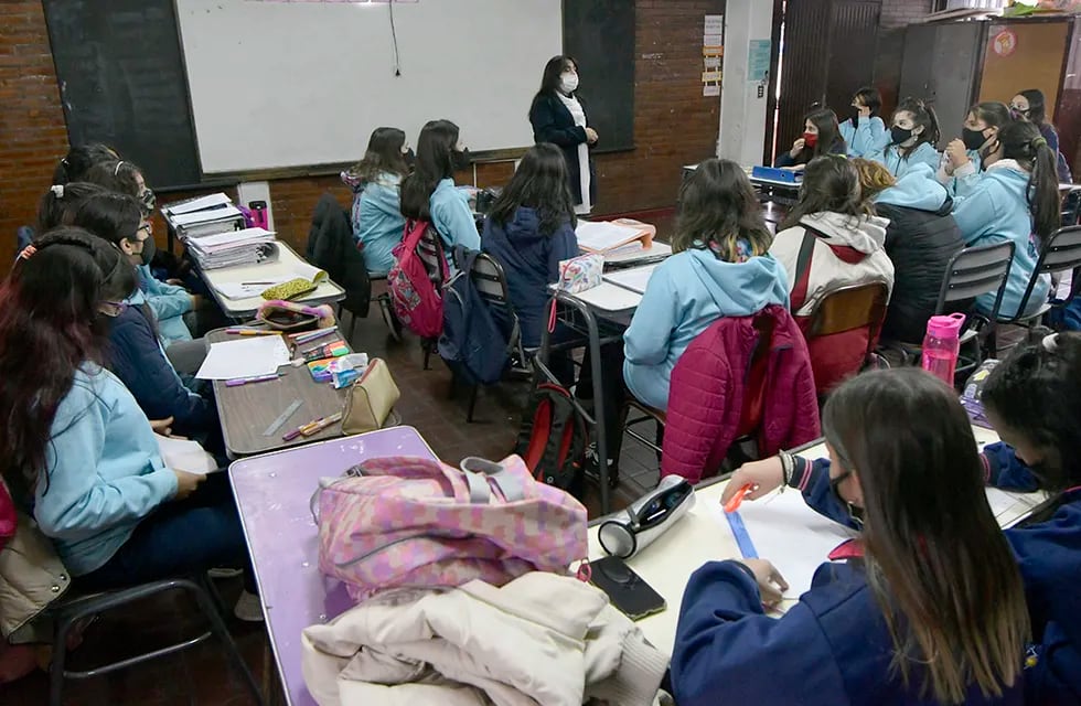 Desde la primaria hasta la secundaria, los docentes se enfrentan al desafío de aplicar nuevas técnicas o seguir con las tradicionales. Foto: Orlando Pelichotti / Los Andes