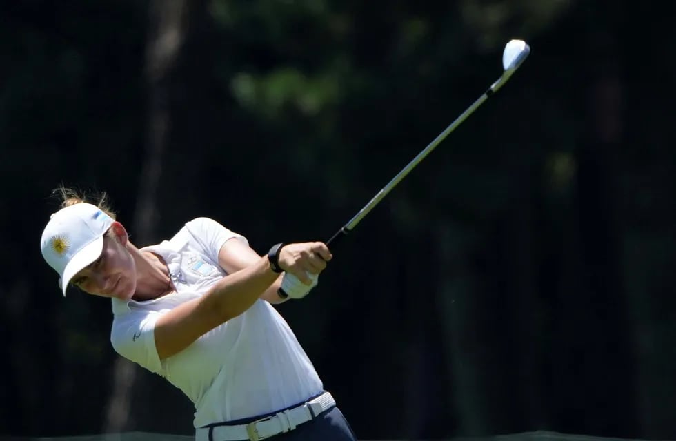 La argentina Magdalena Simmermacher tuvo una buena segunda jornada y avanzó en la clasificación general del golf argentino. (AP)
