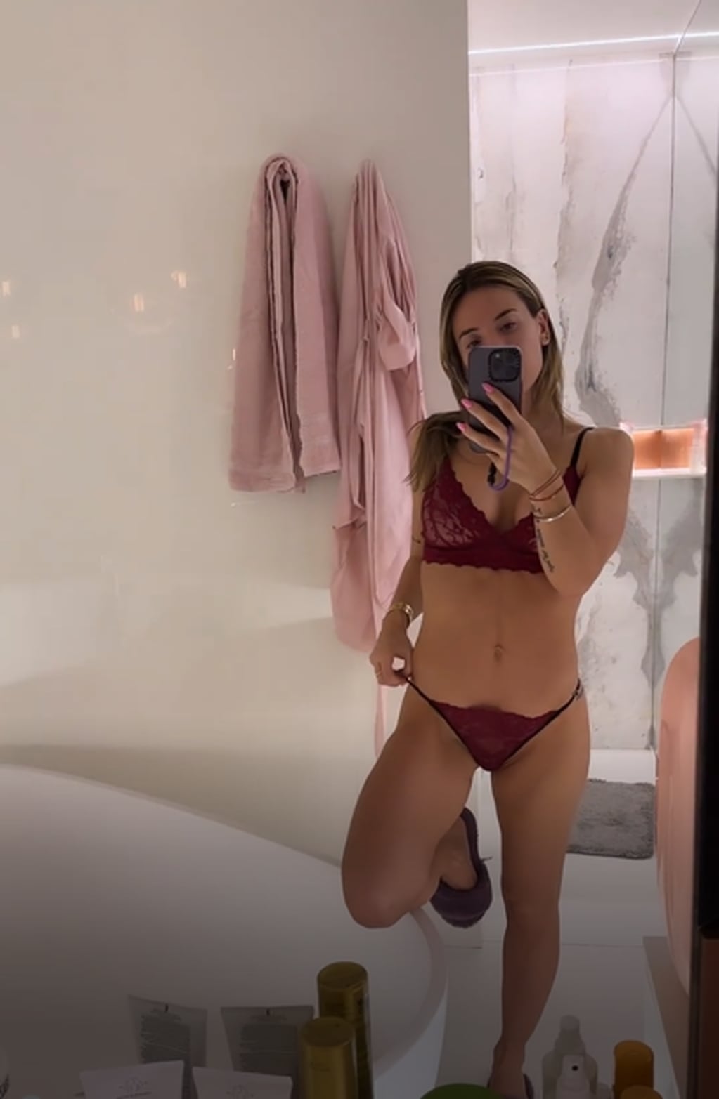 La modelo encendió Instagram al posar con un conjunto de lencería en el baño de su casa / Foto: Instagram