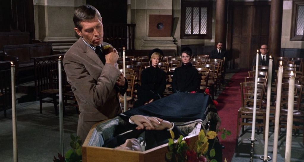 El velatorio inicial de "Charada" (1963) es una simple e ingeniosa manera de introducir a los secundarios y su vínculo con el fallecido