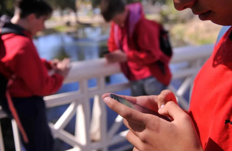 Niños y adolescentes pasan horas usando el teléfono móvil.