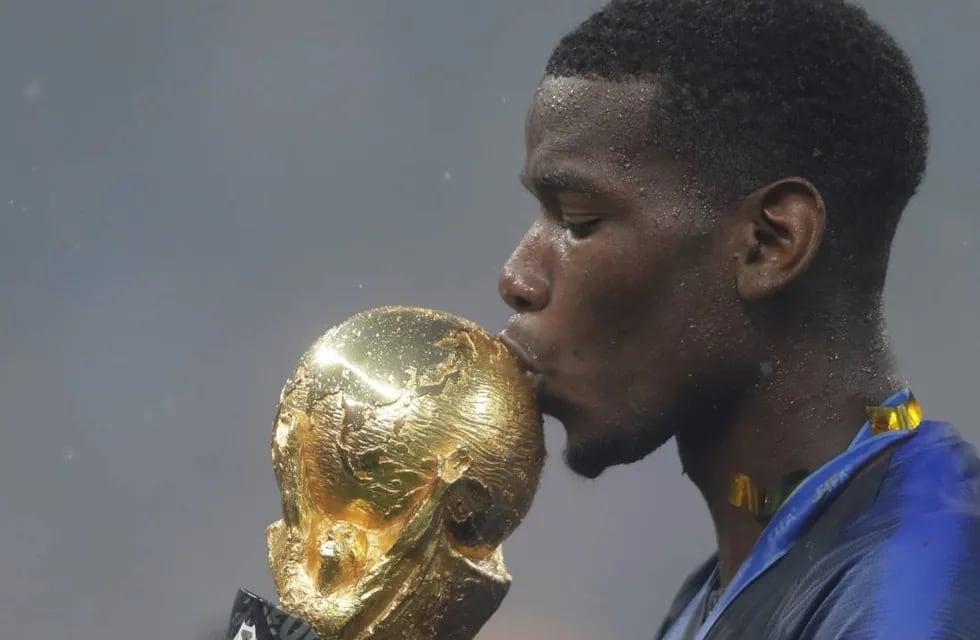 El francés Pogba besa la Copa del Mundo de Rusia 2018. (AP)