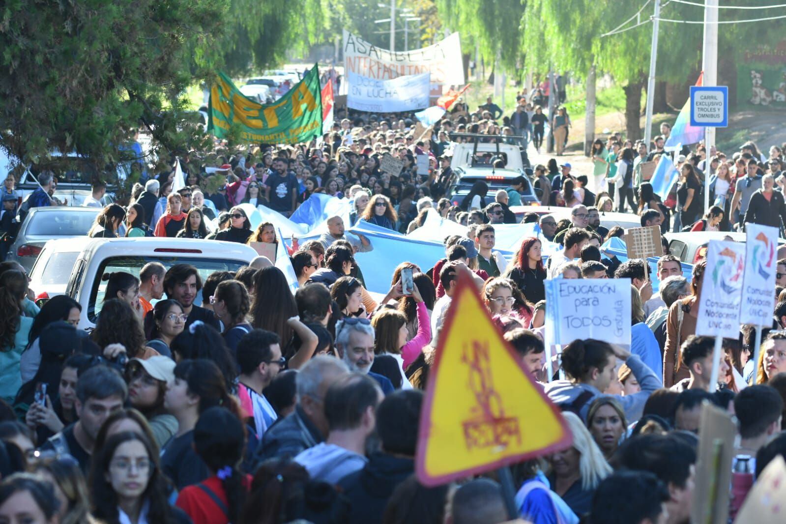 Cientos de personas se reunieron para marchar en defensa de la educación pública.