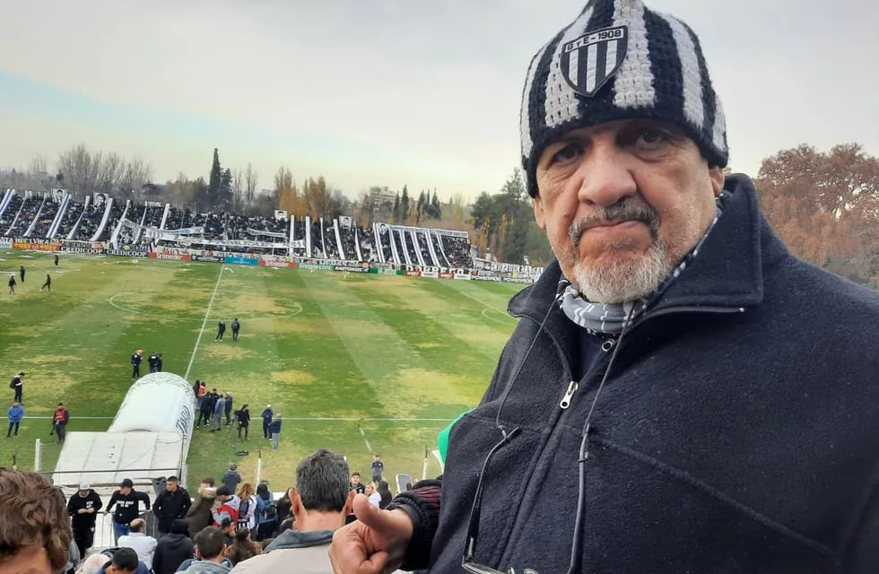 El histórico Cato Aguilar, simpatizante del Lobo del Parque, estuvo presente en la platea alentando a su equipo. / Los Andes.